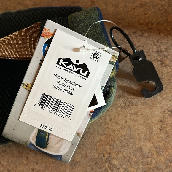 NWT Kavu Polar spectator sling bag sold at Free People stores. - Picture 6 of 8